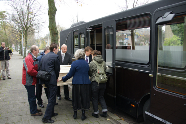 uitvaartbus, kist door familie erin geplaatst, foto j. zwart